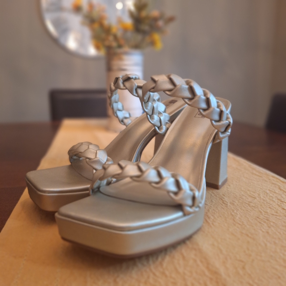 Elegant Gold Braided Strap Platform Block Heels Like New!! Sz 8.5